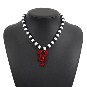 Moderne kreeft hanger ketting met zwart-witte kralenketting op een model gedragen