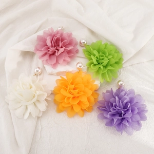 Detalle de pendientes de flores de gasa con perlas en varios colores vibrantes y frescos