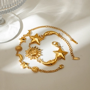 Goldenes Set aus Edelstahl Halskette und Armband mit Sonnen-, Mond- und Sternanhängern