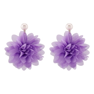 Primer plano de elegantes pendientes de flores de malla morada con perlas en fondo blanco