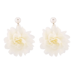 Detalle de pendientes de flores de gasa blanca con elegantes perlas de imitación