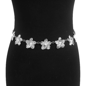 Chaîne de taille argentée avec fleurs évidées et perles blanches sur modèle noir