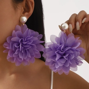 Pendientes de flores de organza violeta con elegantes perlas blancas para mujer