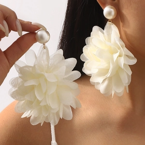 Pendientes largos de flores de tela blanca con perlas grandes y eslabones dorados
