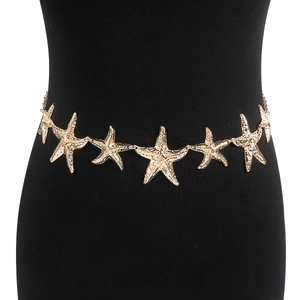 Détail d'une chaîne de corps dorée avec des pendentifs étoile de mer en métal texturé
