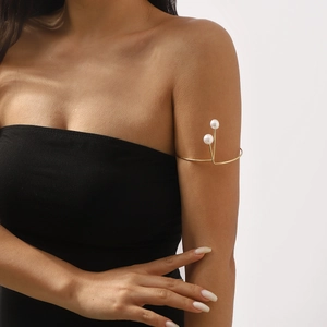 Brazalete de brazo minimalista dorado para mujer con dos perlas blancas en banda abierta