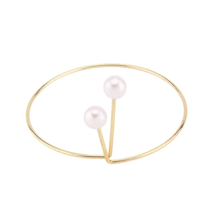 Elegante brazalete dorado minimalista con dos perlas blancas y un diseño moderno