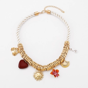 Collana in corda marina con ciondoli a forma di granchio, conchiglia e cavalluccio dorati