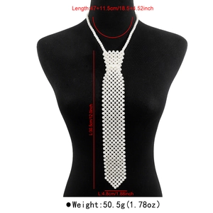 Tableau de taille détaillé d'un collier cravate en perles sur un buste de mannequin