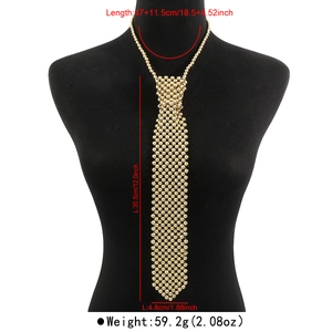 Détails du collier cravate en perles dorées montrant les dimensions et le poids