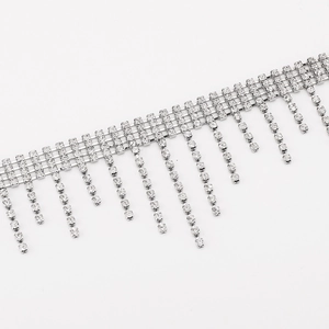 Dettaglio di frange in strass scintillanti con base in metallo argento e nappe eleganti
