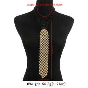 Vue macro d'un collier cravate perlé tissé main montrant les dimensions et détails de longueur