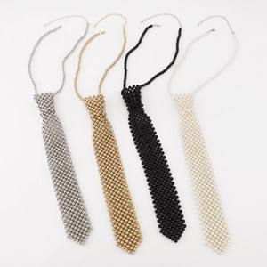 Détail de colliers cravates en perles argent or noir et blanc nacré avec chaînes réglables