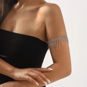 Elegante bracciale da braccio con nappe di strass e cristalli per uno stile alla moda