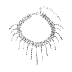 Collana choker d'argento con strass e nappe di cristallo a cascata su sfondo bianco