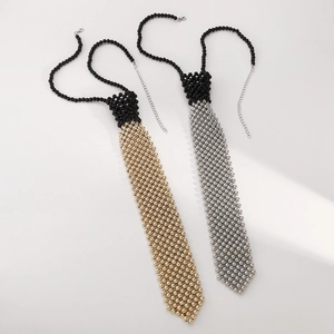 Détail du collier style cravate en perles avec finition métallique et fermoir mousqueton