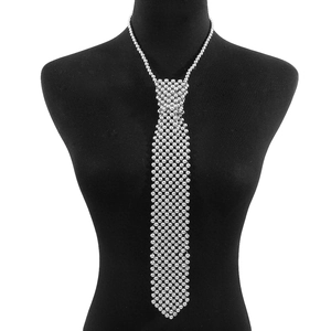 Détail du collier cravate en perles argentées montrant le design tissé et moderne
