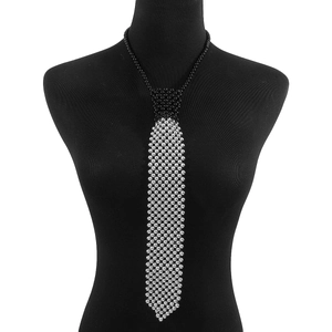 Vue détaillée d'un collier cravate en perles tressées noir et blanc sur buste mannequin