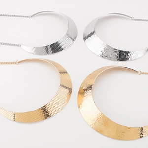 Detailansicht der goldenen und silbernen Choker mit Hammerschlag- und Punktstruktur