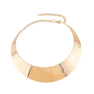 Detailaufnahme der goldenen Kragenhalskette mit gehämmerter Metallstruktur und Glanz