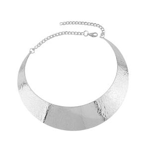 Makroaufnahme der silbernen Mondsichel-Halskette mit gehämmerter Metalloberfläche
