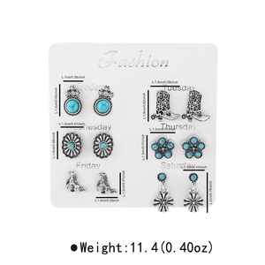 Detailansicht des Boho-Ohrring-Sets mit Türkissteinen sowie Stierkopf- und Stiefelmotiven