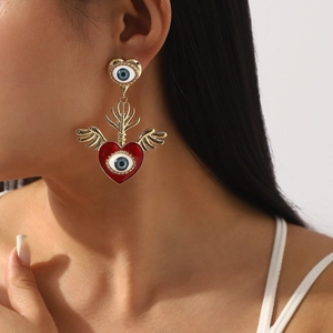 Schicke herzförmige Ohrringe mit roten Emaille-Flügeln und blauem Evil Eye-Detail