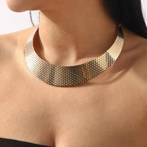 Auffällige goldene Halskette mit kreisförmiger Punkttextur für Damen im Choker-Stil