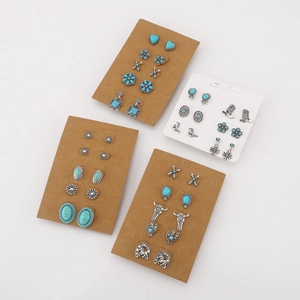 Böhmisches Türkis-Ohrstecker-Set mit Stierkopf- und Kaktusmotiven auf weißem Hintergrund