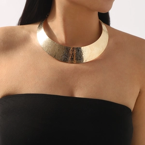 Massiver goldener Choker mit gehämmerter Textur und Wellen-Design für Damen