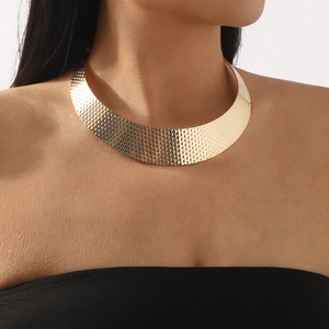 Auffälliges goldfarbenes Choker-Halsband mit kreisförmigem Muster für modische Frauen