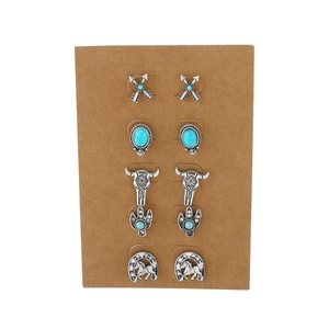 Makroaufnahme von Western-Ohrstecker-Set mit Türkis, Büffelkopf und Kaktus-Motiven