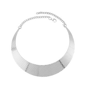Auffälliger silberner Halbmond-Choker mit strukturierter Oberfläche und verstellbarer Kette