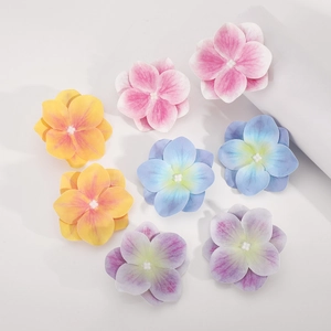 Vista detallada de pendientes de hortensias coloridas con pétalos de tela en tonos pastel