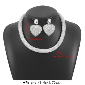 Detailansicht des silbernen Brautschmuck-Sets mit Strasssteinen und Maßangaben