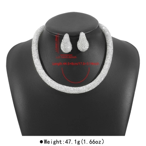 Makroansicht des Brautschmuck-Sets mit Halskettenlänge und Abmessungen der Ohrringe