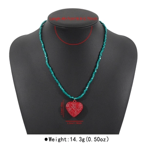 Dettaglio della collana di perline turchesi con ciondolo a cuore rosso intagliato e misure