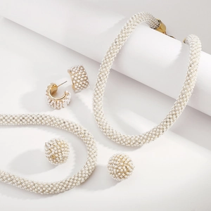 Luxuriöses Brautschmuckset mit Perlen und Strass auf einem weißen Podest
