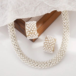 Detaillierte Makroansicht des eleganten Perlen- und Strass-Halsketten- und Ohrring-Sets