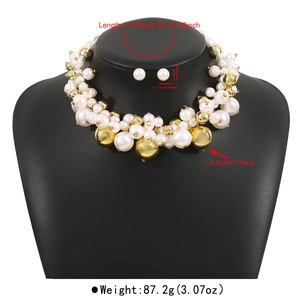 Detailansicht eines eleganten Sets aus Perlen-Choker und Ohrringen auf Büste
