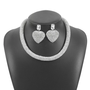 Detaillierte Nahaufnahme von Brautschmuckset mit Herz-Halskette und Ohrringen auf Büste