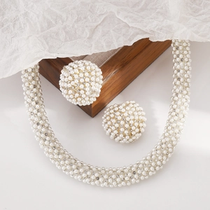 Detailansicht der Perlen- und Strasshalskette mit passenden Ohrringen für elegante Brautmode