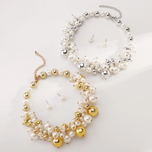 Detailansicht der mehrlagigen Perlen- und Metallperlen-Choker-Sets in Gold und Silber