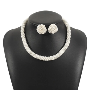Makroansicht von Brautschmuck mit perlenbesetztem Choker und passenden Perlenohrsteckern