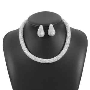 Elegantes silbernes Hochzeitsset mit funkelnden Strasssteinen auf schwarzem Display