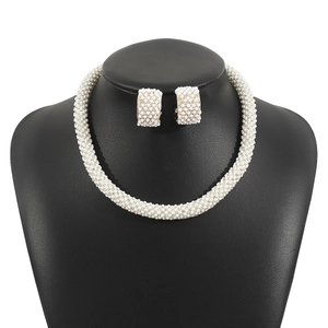 Makro-Detail des französischen Perlen-Schmucksets mit Halskette und Ohrringen