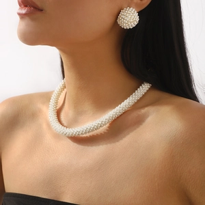 Elegantes Brautschmuck-Set mit Perlen und Strass, Halskette und Ohrringe am Model