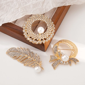 Elegant gold-plated brooch set with sparkling rhinestones and white pearls for women