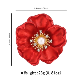 Détail de la broche rose rouge avec dimensions 4,4cm x 4,5cm et poids de 23g indiqués