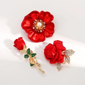 Ensemble élégant de broches roses rouges avec perles et strass sur métal doré